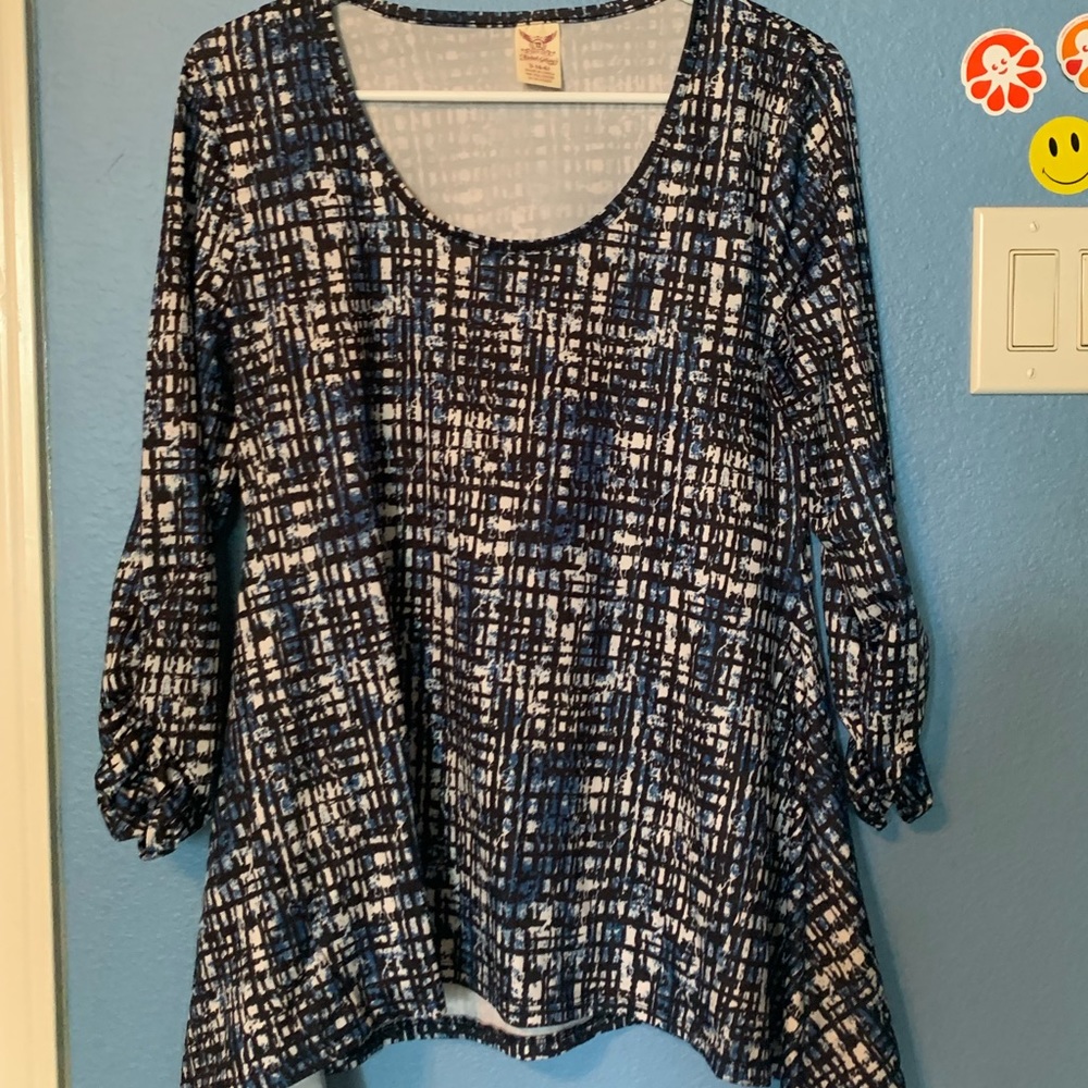 Patterned navy blouse